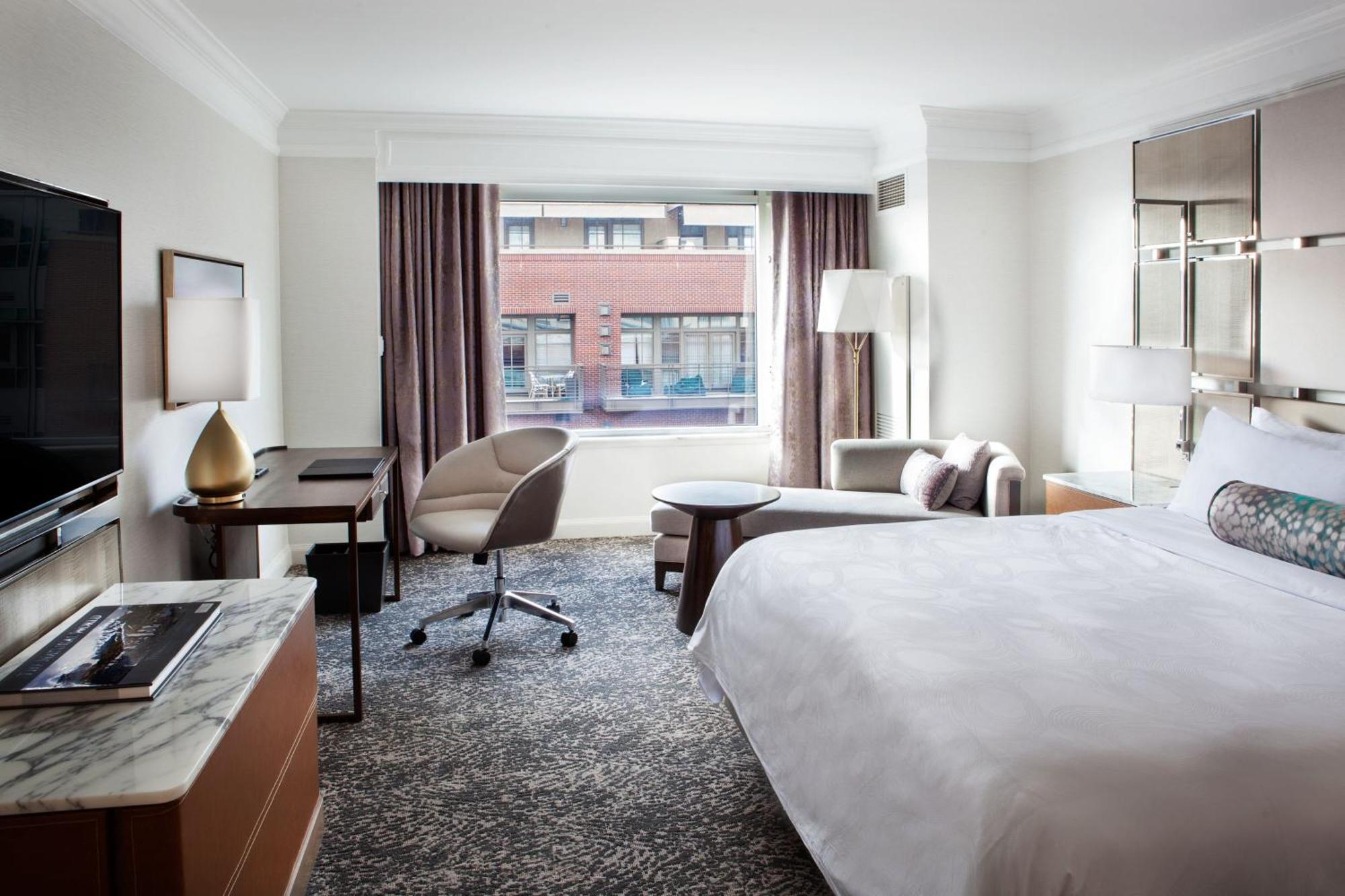 Deluxe King Room with Courtyard View