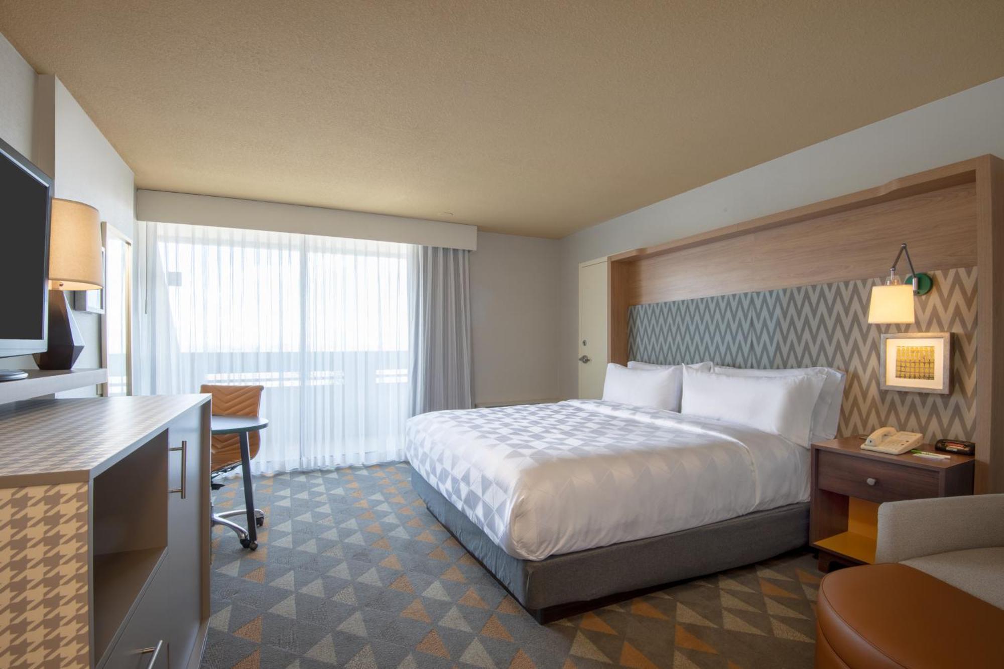 Premium King Room with Balcony and Mountain View - High Floor