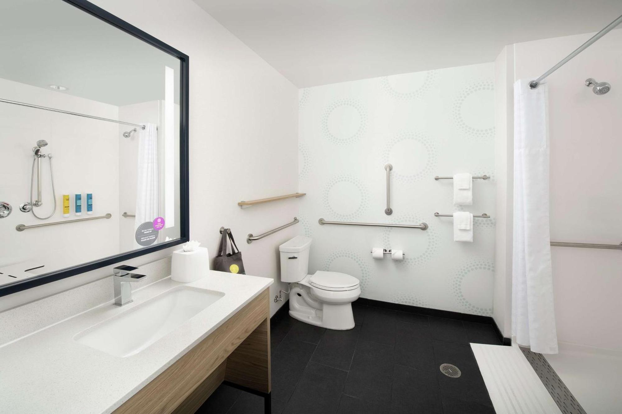 Queen Room with Two Queen Beds and Accessible Tub - Mobility Access