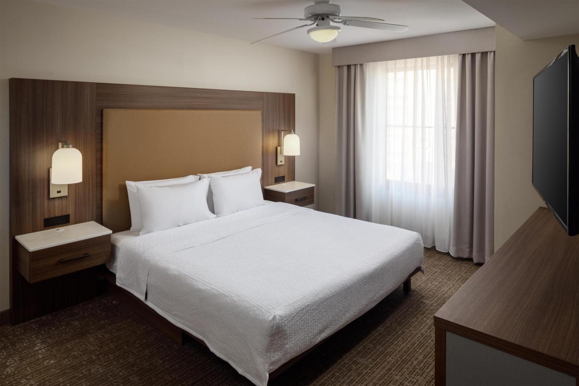Two Bedroom Suite One King Two Queen Beds Non-Smoking,1756512429:JPEG