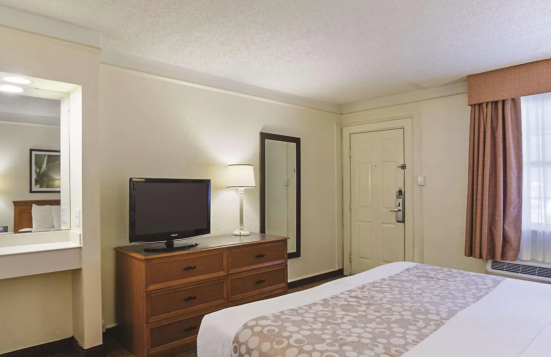 La Quinta Inn By Wyndham Denver Cherry Creek-1