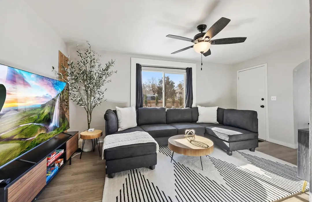 Peaceful Home W/ 4Br, Big Yard And Amazing Art-1