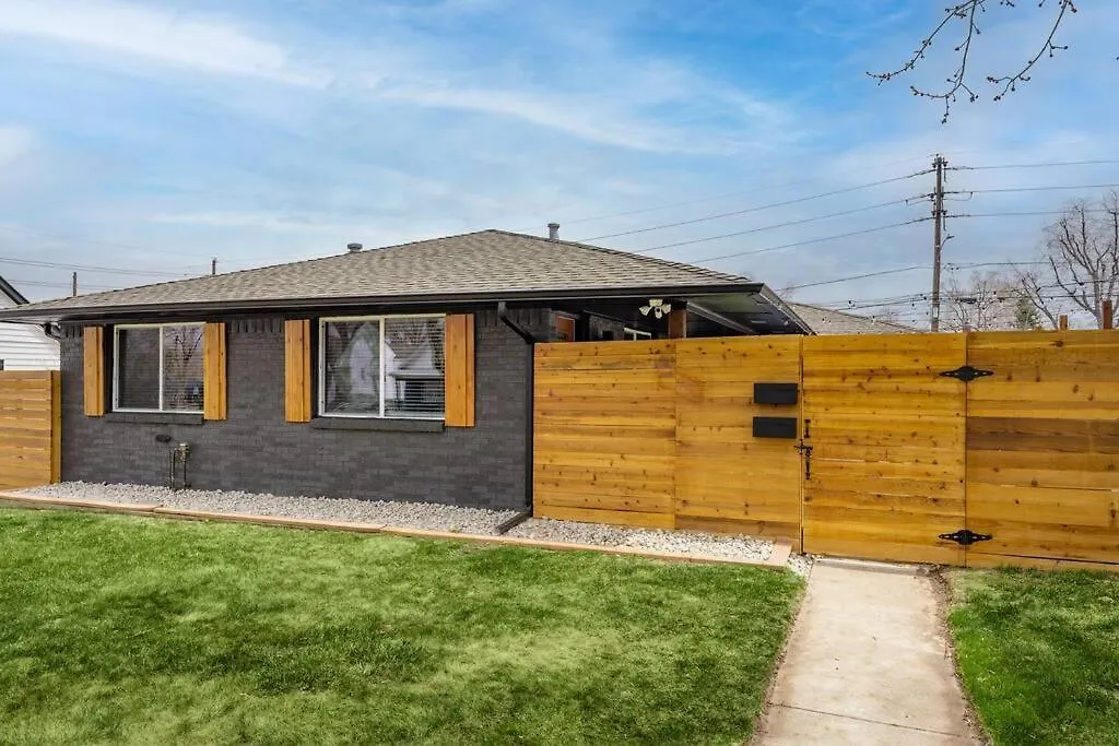 Wild West Disco Haus! Sleeps 12, Hot Tub + Gym!-1