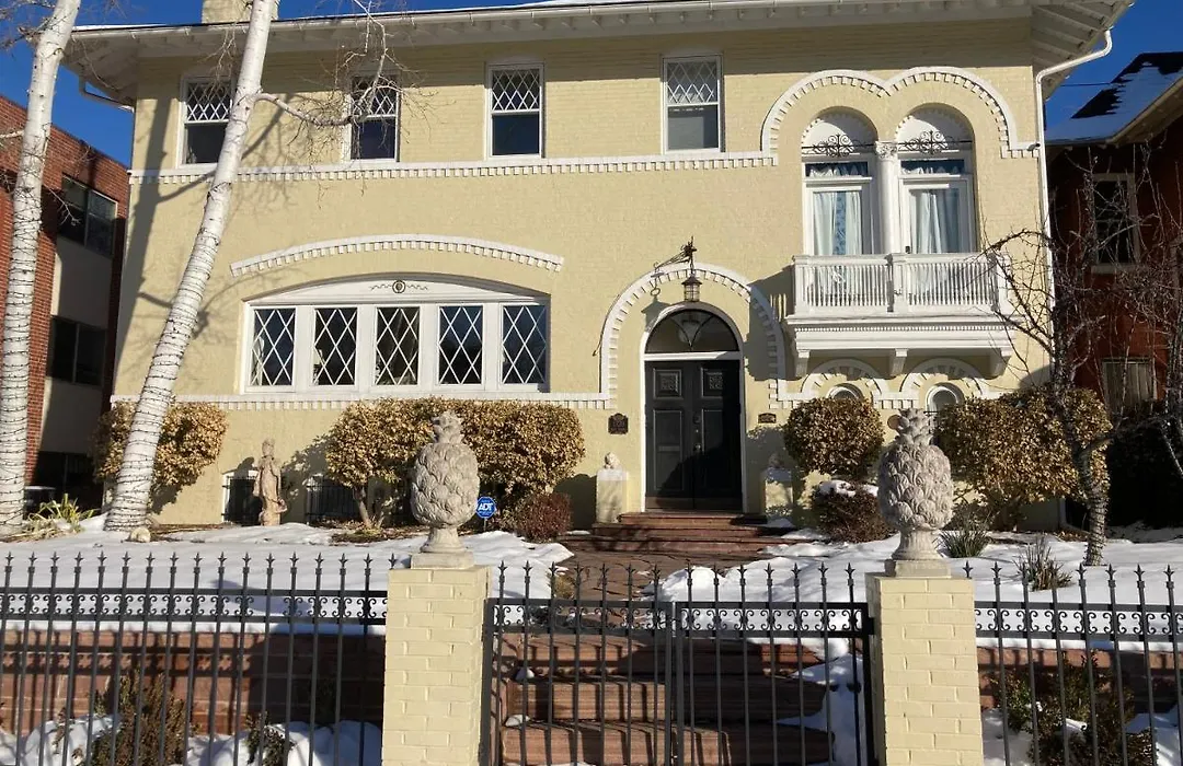 Pineapple House, Romantic 3 Bed 2 Bath Apt, Sleeps 6! Private Balcony! City Center! Free Parking!-1