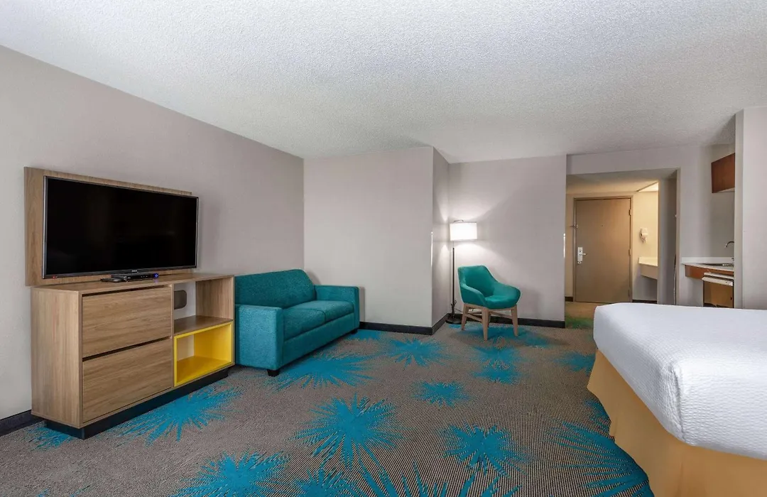 Days Inn & Suites By Wyndham Denver International Airport-1