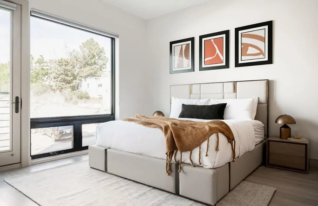 Walk To Gameday - Jefferson Park Condo - Tesoro-1