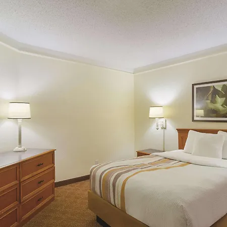 La Quinta Inn By Wyndham Denver Cherry Creek-2
