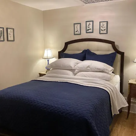 Pineapple House, Cozy Garden Apartment, City Center! Marble-Tiled Bathroom! Free Parking!-2