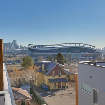 Upscale Retreat With Rooftop Walk To Mile High-2