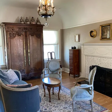 Pineapple House, Romantic 3 Bed 2 Bath Apt, Sleeps 6! Private Balcony! City Center! Free Parking!-3