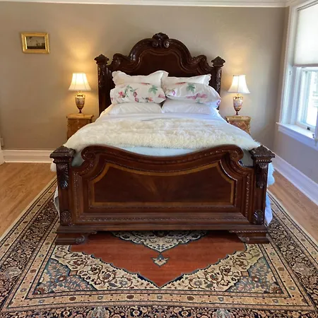 Pineapple House, Romantic 3 Bed 2 Bath Apt, Sleeps 6! Private Balcony! City Center! Free Parking!-2