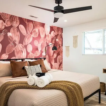 Wild West Disco Haus! Sleeps 12, Hot Tub + Gym!-2