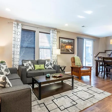 Spacious Family Friendly Townhome In Central Park-3