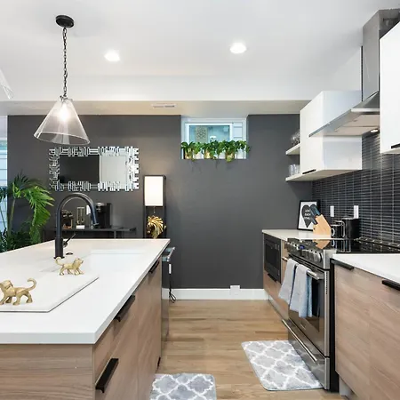 Stunning 3Bd 3.5 Ba - 10 Min To Downtown! Garage!-3